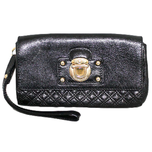 Marc Jacobs Handbags - Marc Jacobs push lock quilted wristlet